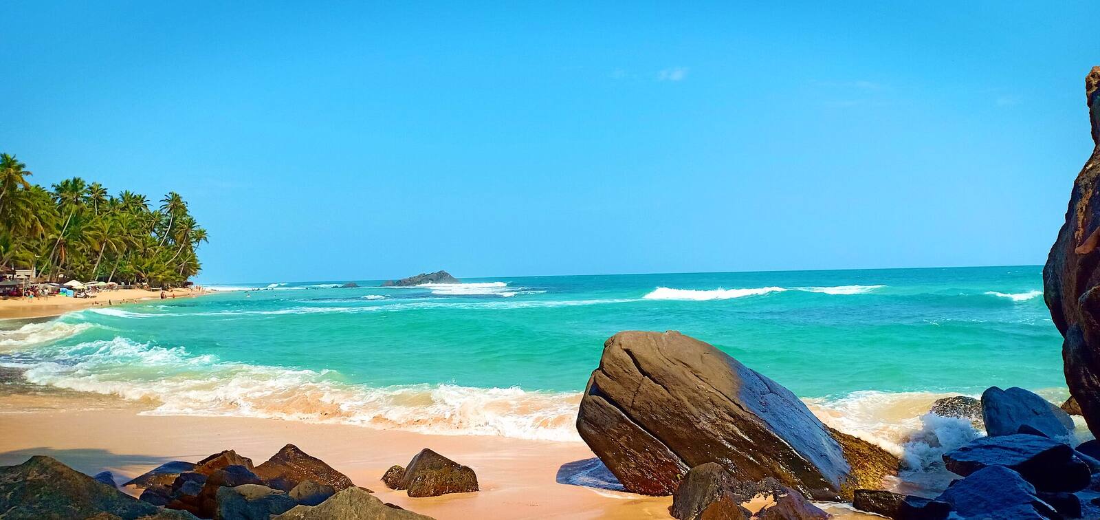 Turquoise water and boulders at Dalawella beach