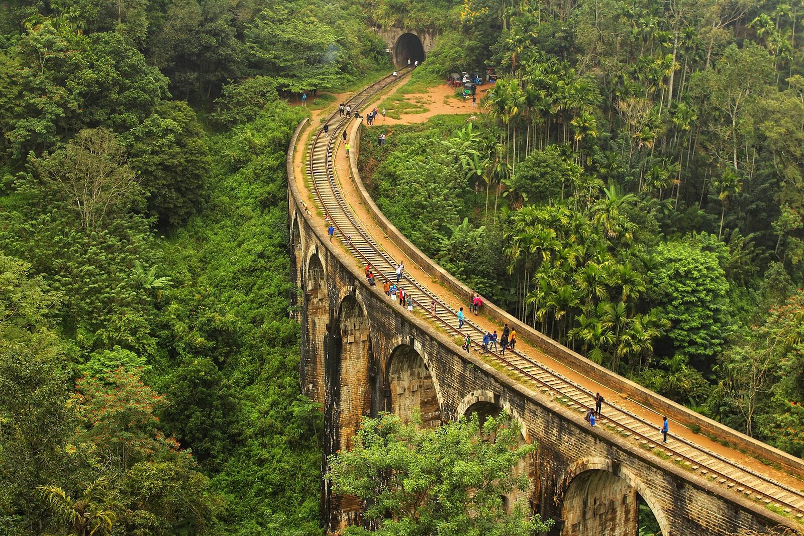 A train crossing the Nine Arches Bridge near Ella
